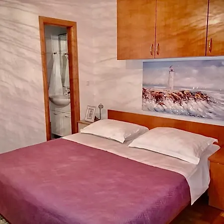 Antos Put Gaja, Lägenhet *