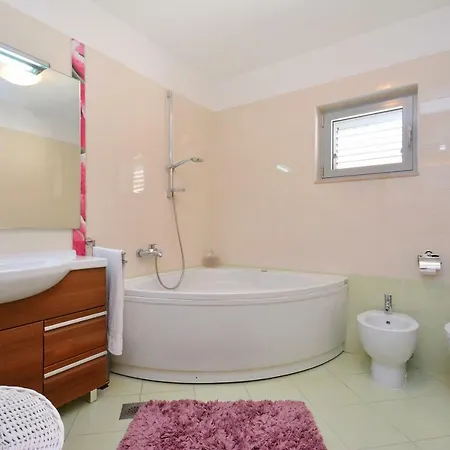 Antos Put Gaja, アパート